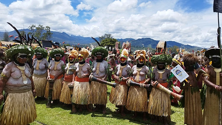 נשים מקומיות בכפר בפפואה ניו גינאה