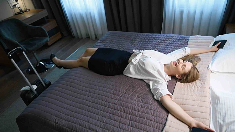 מכבסת את התחתונים במכונת הקפה של המלון