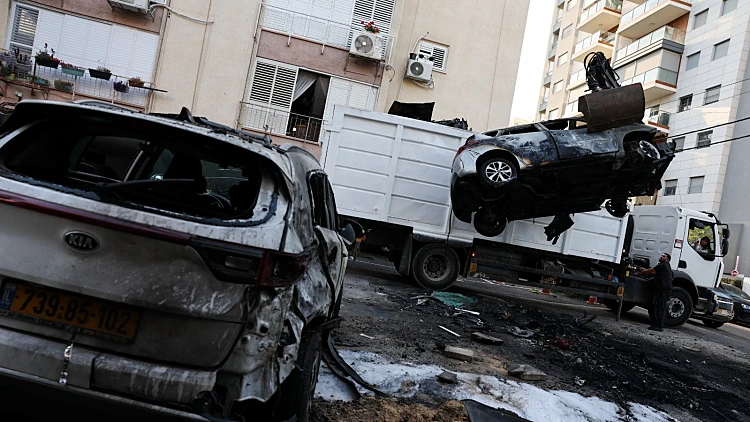 נמשכים השיגורים מאיראן: 12 פצועים ונזק בזירות נפילה בגוש דן