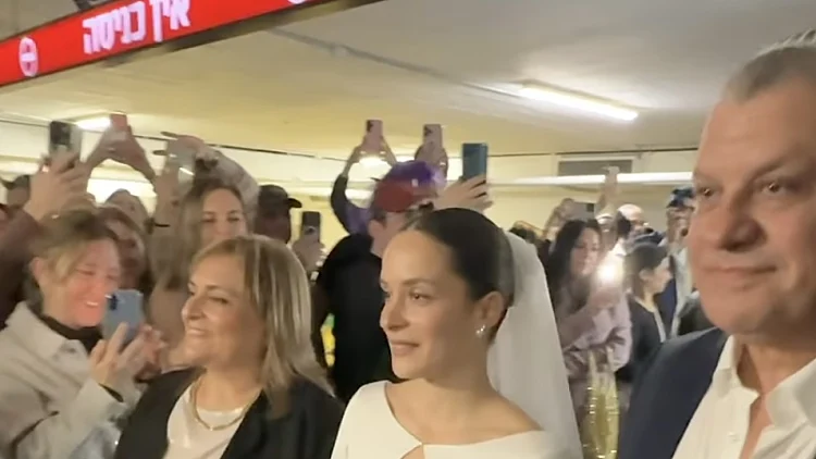 בדרך לחתונה עוצרים בסנטר: החתונה שנערכה במקלט של הקניון