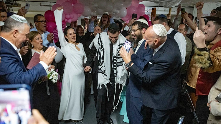 אהבה במקלט: הזוג שהחליט להתחתן 4 קומות מתחת לאדמה