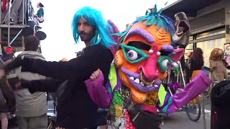 מסיבת האזעקות: החוגגים שמבלים ברקע שיגורי הטילים לישראל