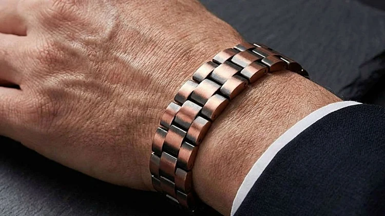 כבר מעבר לטרנד: מה עומד מאחורי הבאזז הגדול על צמידי נחושת?