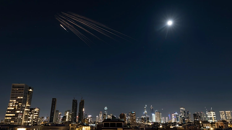 שיגורים מאיראן ומלבנון: רצף אזעקות ברחבי הארץ, אין נפגעים