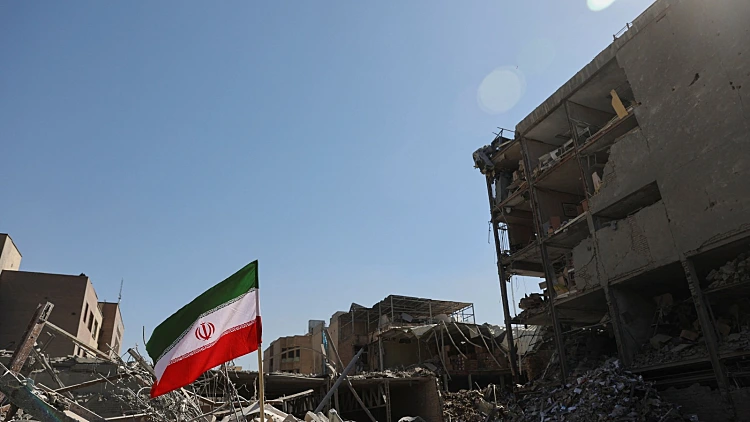 דגל איראן ברקע הרס בטהרן