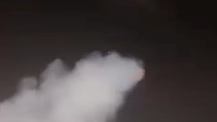 אוהדי בית״ר ירושלים יורים פצצת תאורה לעבר שמיים שבהם נראה עצם בוער