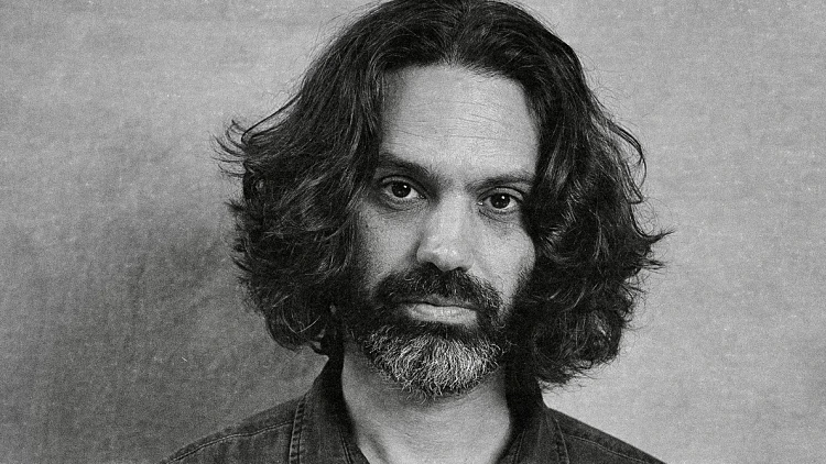 "תמיד קורה משהו מסקרן": האמן הישראלי בשיתוף פעולה חוצה יבשות