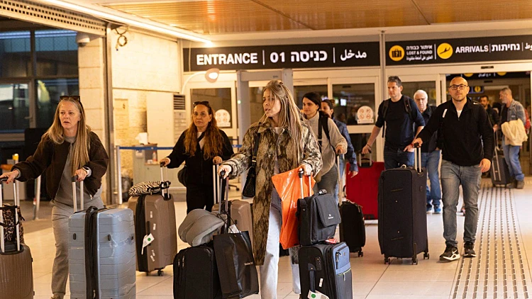 ישראלים ראשונים שהושבו ארצה מגיעים לנתב"ג