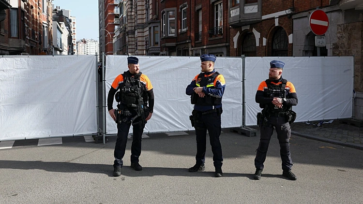 שוטרים בזירת הפיצוץ ליד בית הכנסת בליאז' שבבלגיה
