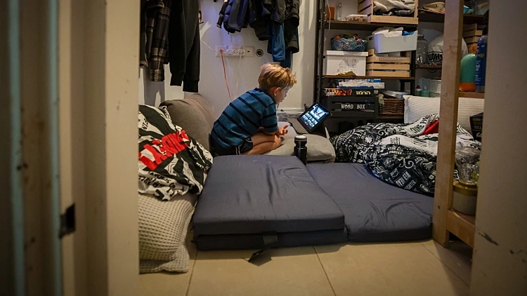 לימודים בזום: הפתרון החינוכי, או הסיוט של ההורים במלחמה?