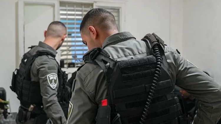 שוטרים במהלך החיפוש בדירה בת"א