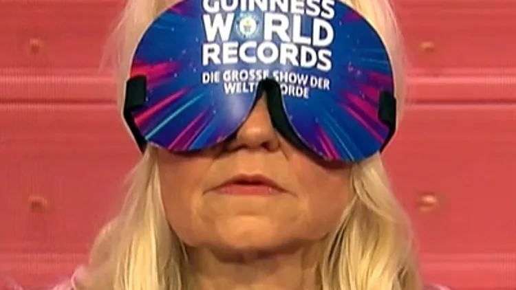 בעיניים קשורות: האישה שזיהתה 19 בובות ברבי תוך שלוש דקות