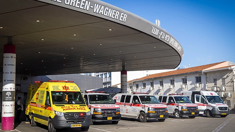 אמבולנסים בכניסה לבית החולים רמב"ם בחיפה