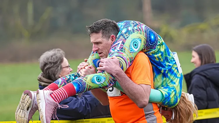 מירוץ "אבויויו" של גברים לנשותיהם - והפרס העלוב של הזוכים