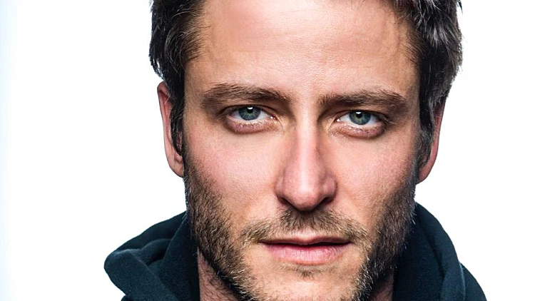 שב לעמדת המנחה: מיכאל אלוני ינחה את העונה החדשה של "דה וויס"