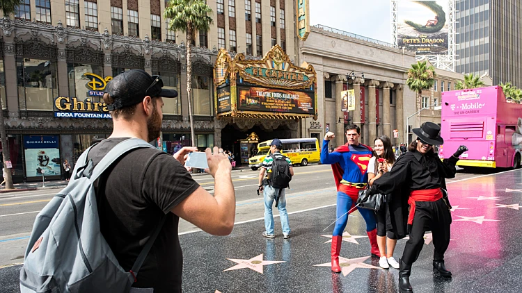 הוליווד שדרת הכוכבים לוס אנג'לס. תיירים מצטלמים