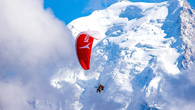 “סצנה מסרט”: צנחן נחת באמצע מסלול סקי עמוס