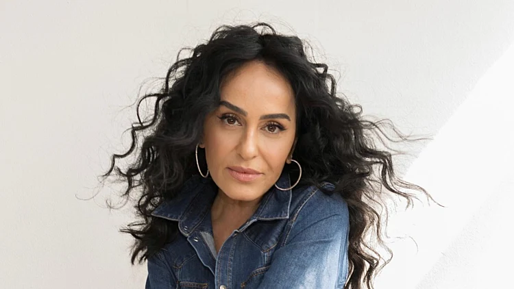 צהוב, חשוף ובלתי נשכח: הזמרת האהובה חוגגת 40 שנות אייקוניות