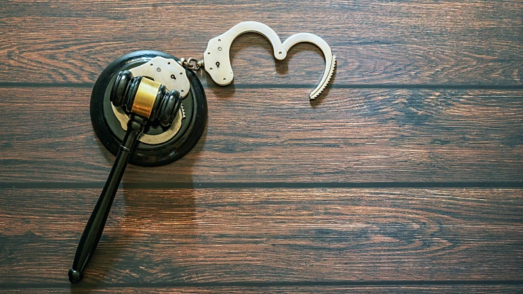 בין שיחה תמימה להסתבכות פלילית לפעמים מפרידות רק כמה מילים: הפער שחשוב שתכירו