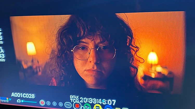 בזמן המלחמה: הקומיקאית החלה בצילומי סרטה הראשון