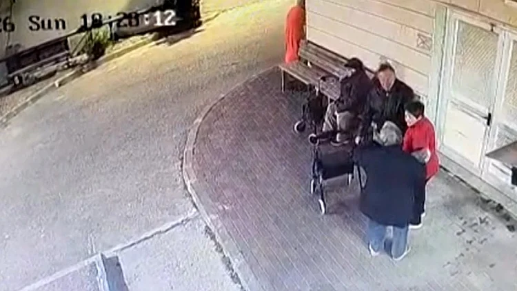 "איימו על סבתא שלי: 'אם לא תיתני את הכסף, אנחנו נגיע אלייך"