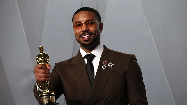 מייקל ב. ג'ורדן עם פרס האוסקר שלו