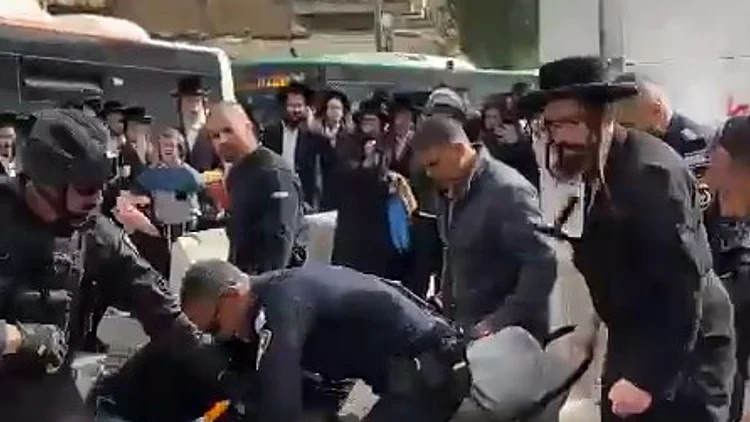 שוטרים שתועדו מכים חרדי עם עגלת תינוק בי-ם זומנו לבירור
