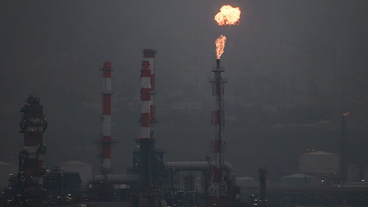 שיגורים מאיראן לצפון, פגיעה בבתי הזיקוק בחיפה ופצועים בק"ש