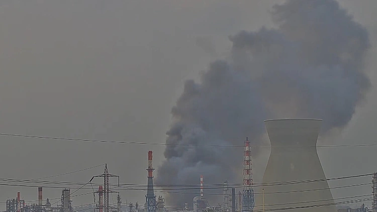 הבזקים ועשן מיתמר: תיעוד מהפגיעה בבתי הזיקוק בחיפה