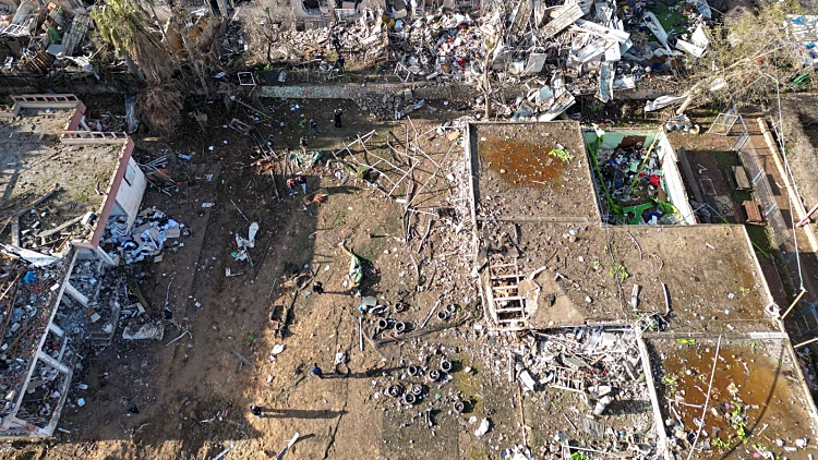 עשרות נפצעו, מאות יפונו מביתם: תיעוד ההרס בזירות הנפילה בדרום