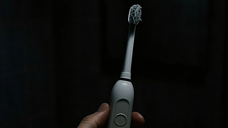 המטען הנייד החדש? בחורה צחצחה שיניים - והמברשת התפוצצה לה בתוך הפה