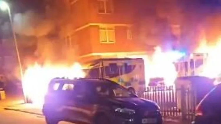 אנטישמיות בלונדון: אמבולנסים הוצתו סמוך לבית כנסת; אין נפגעים