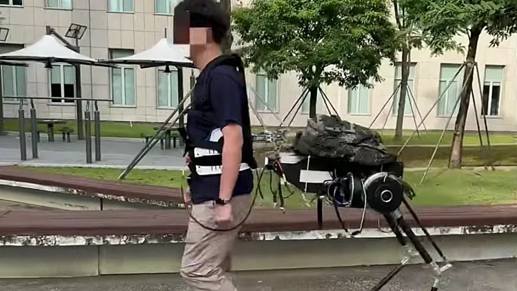 עוד זוג רגליים מאחור: חליפה שהופכת אדם ל”קנטאור”