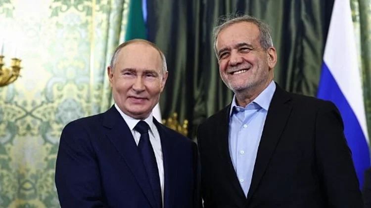 נשיא רוסיה ולדימיר פוטין ומקבילו האיראני מסעוד פזשכיאן