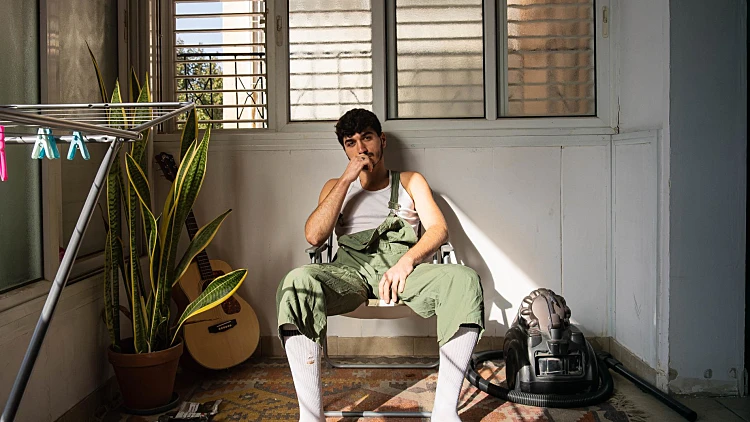 דווקא בלב המלחמה: המוזיקאי הזה מנסה להבין מי הוא בכלל