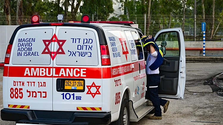 פעולות החייאה בגבר בן 22 שנפצע אנושות מירי סמוך לחדרה