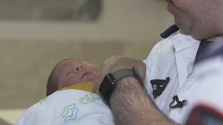 חיים חדשים תחת אש: צוות מד"א הגן על תינוק שנולד בזמן אזעקה