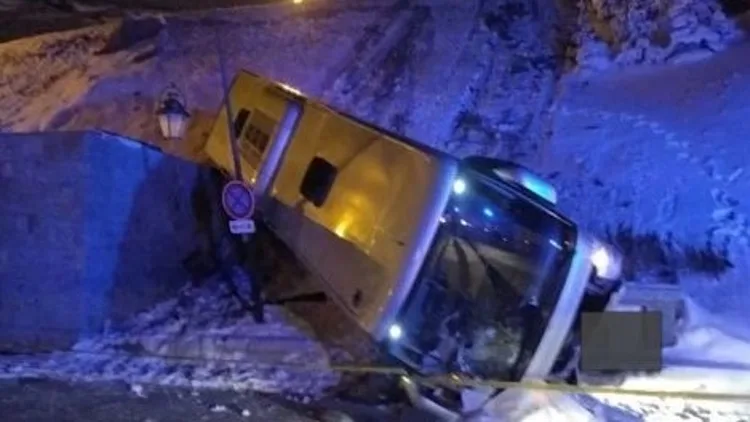 זירת תאונת האוטובוס הקטלנית בצרפת