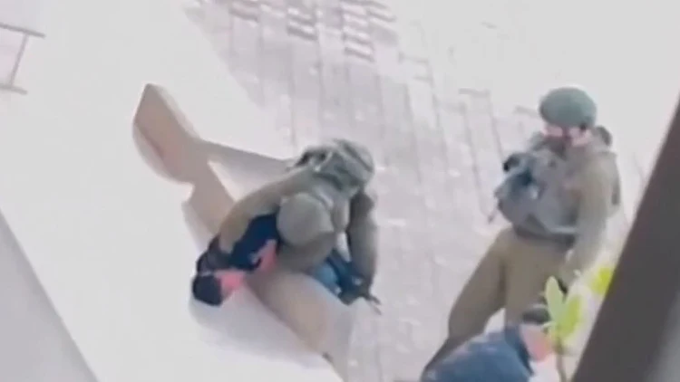 קצין תועד מכה ילד פלסטיני באזור שכם, צה"ל מתחקר: "אירוע חמור"