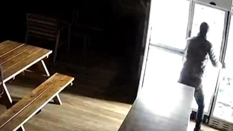 גנבים פרצו למשרדים באמצע הלילה – וגנבו רק חלב ועוגיות | צפו