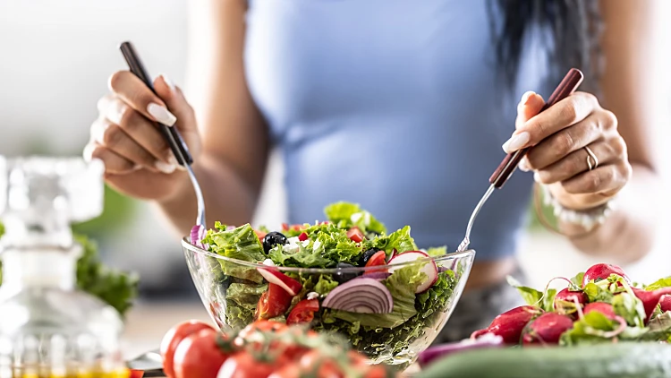 אישה מכינה סלט (אילוסטרציה)