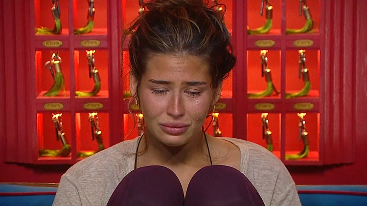 שלי מתפרקת: "אני נזכרת בשלי הקטנה שהייתי, היא לא קיבלה אהבה"