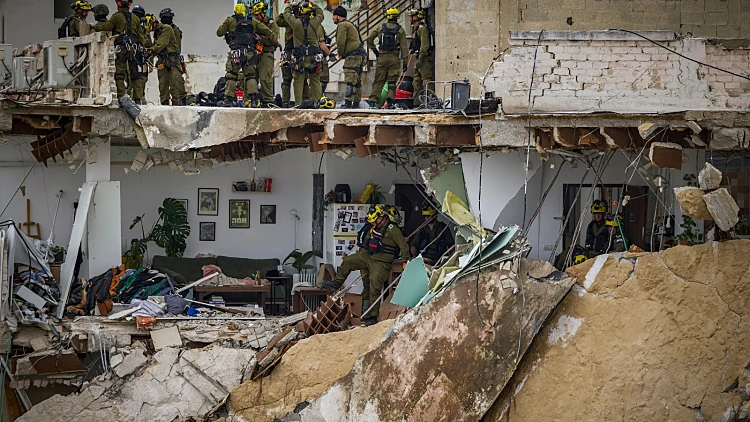 מבנה קרס בדרום ת"א, שני פצועים באורח בינוני חולצו מההריסות