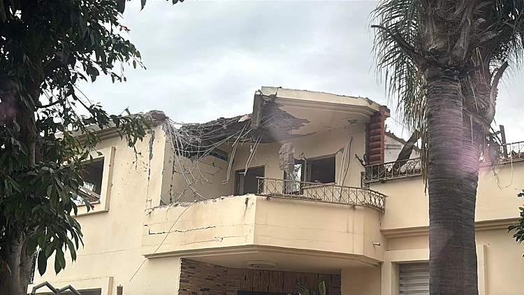 מטחים לגבול הצפון: פגיעה במבנה בקריית שמונה, גבר נפצע קל