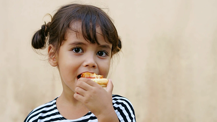 ילדה אוכלת פיצה, אילוסטרציה