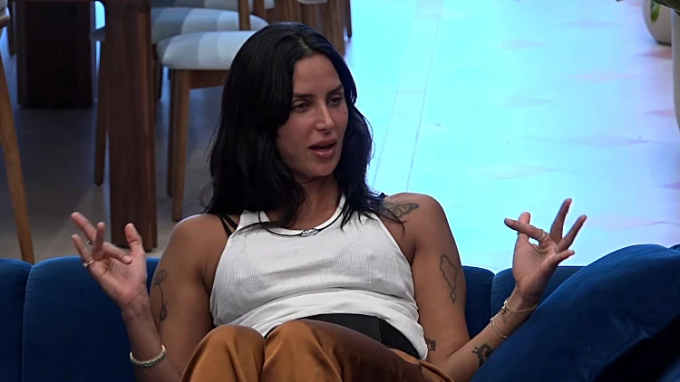 גל נשמעת בשלב הזה כמו תקליט שבור | "אחות חורגת", פרק שלישי