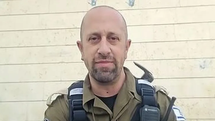 מחלץ ומצלם: לוחם פיקוד העורף שמתעד את זירות ההרס