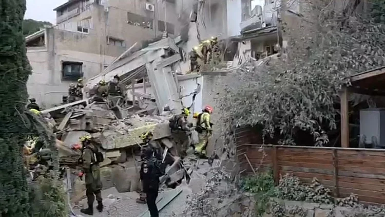 שיגורים מלבנון ומאיראן; פצועים והרס בחיפה ויירוט בדרום