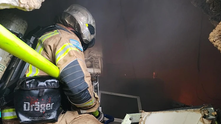 כוחות כיבוי האש פועלים בזירת נפילה בחיפה