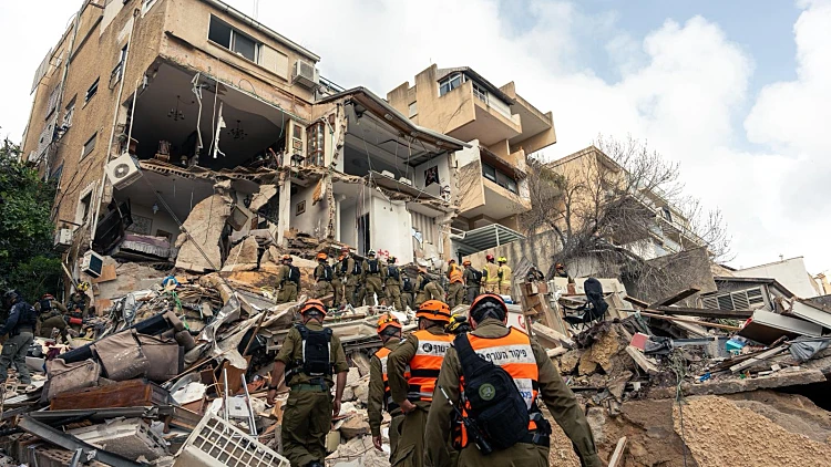 בתום מבצע החילוץ: 4 הלכודים אותרו ללא רוח חיים בזירה בחיפה